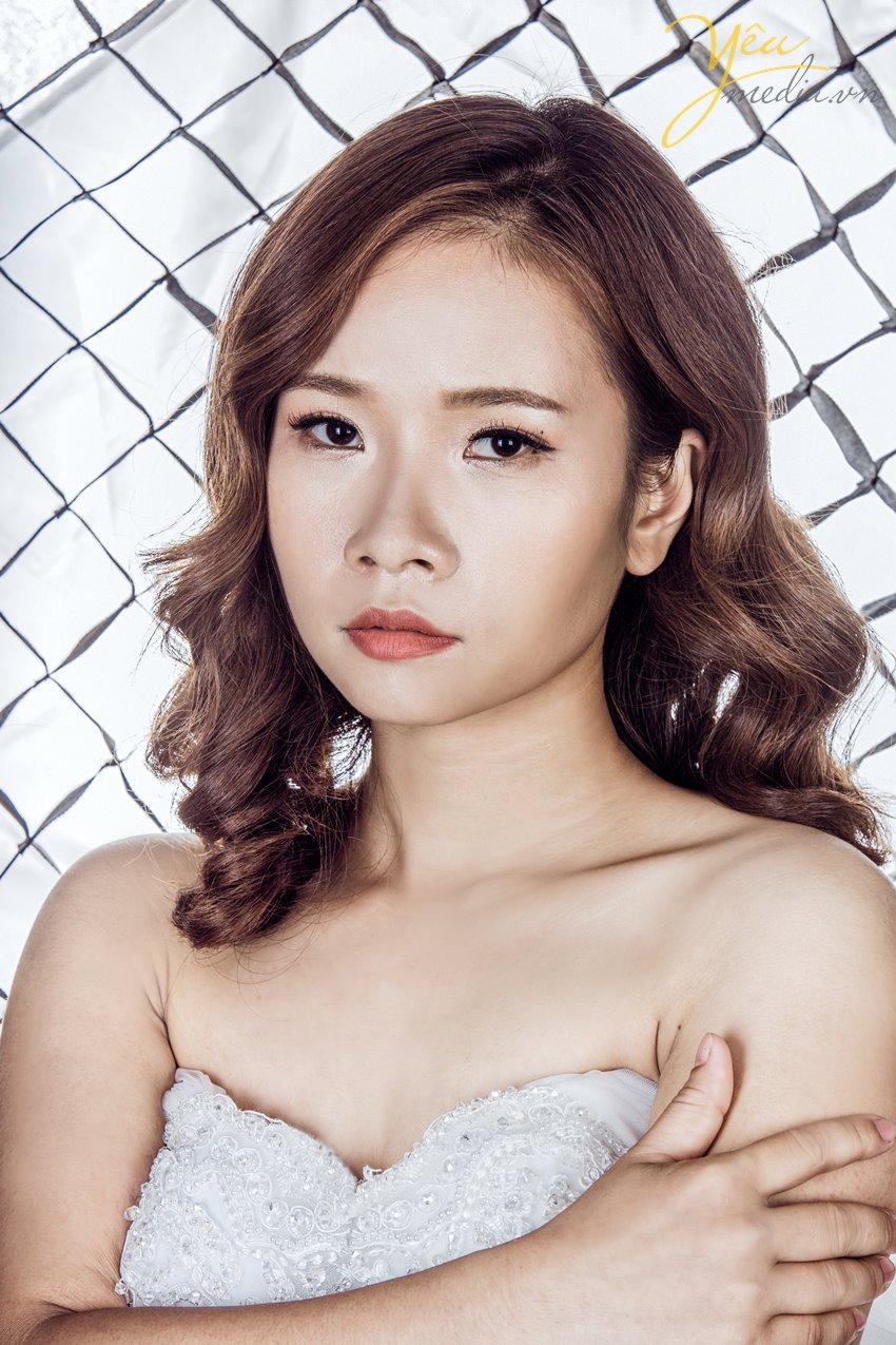 cô dâu chụp ảnh một mình