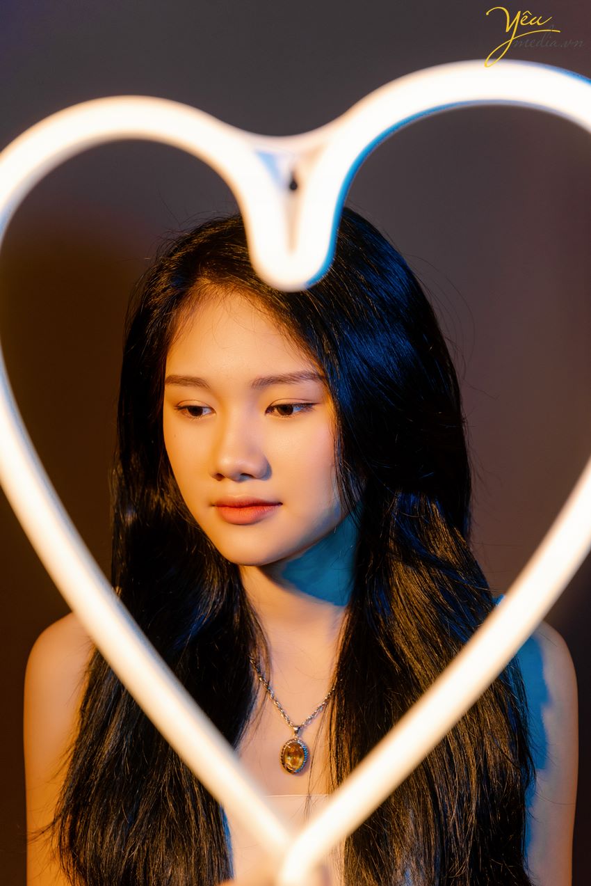 Chụp hình với đèn Neon trong studio xinh lung linh tại hà nội