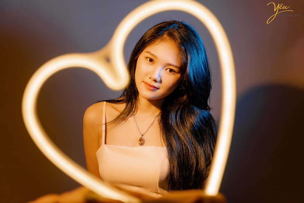 Chụp hình với đèn Neon trong studio xinh lung linh tại hà nội