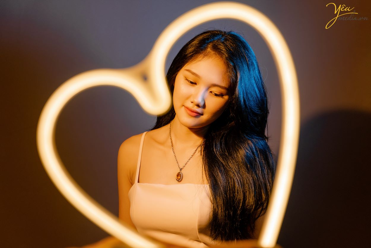 Chụp hình với đèn Neon trong studio xinh lung linh tại hà nội