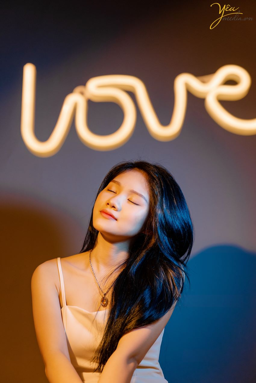 Chụp hình với đèn Neon trong studio xinh lung linh tại hà nội