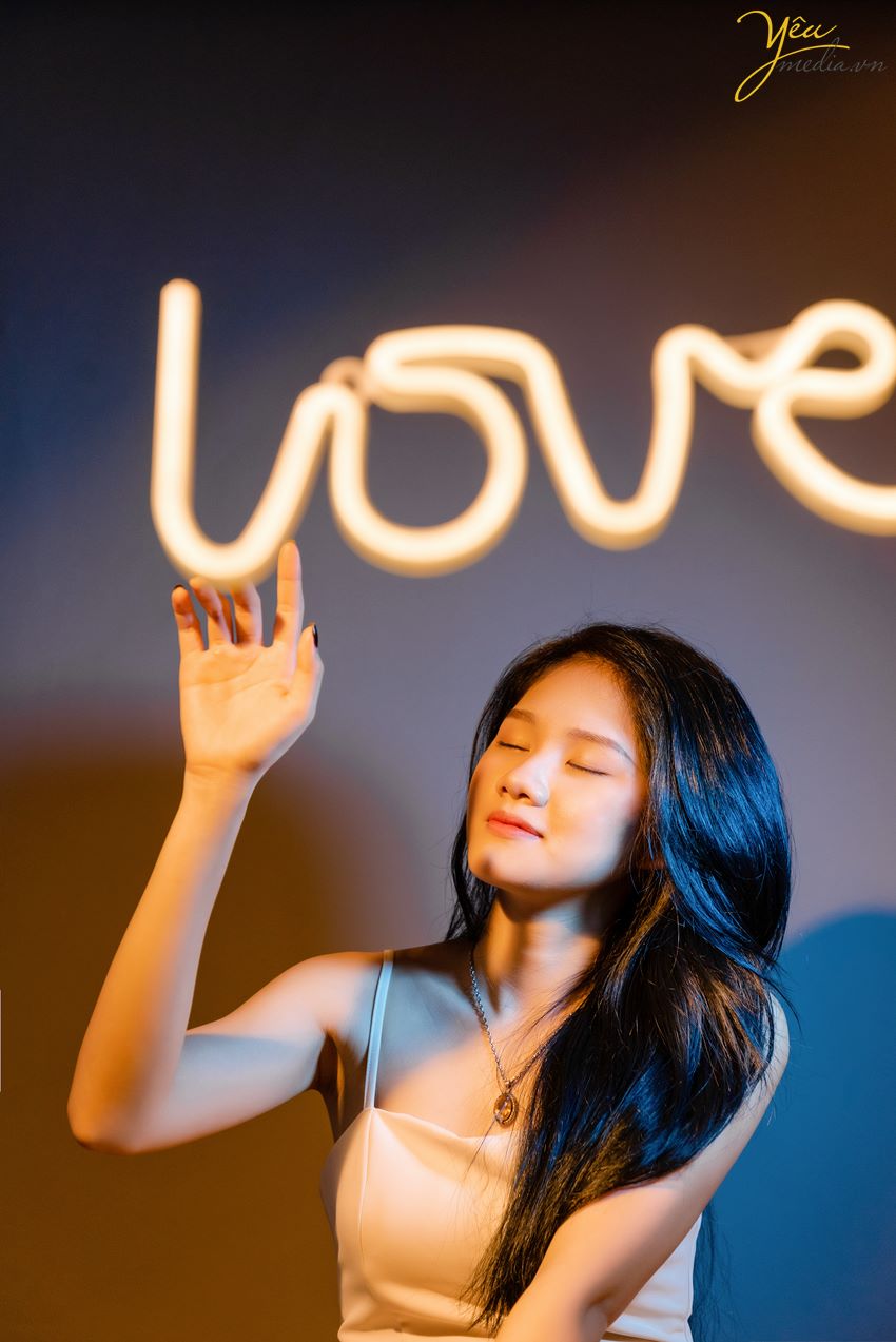Chụp hình với đèn Neon trong studio xinh lung linh tại hà nội