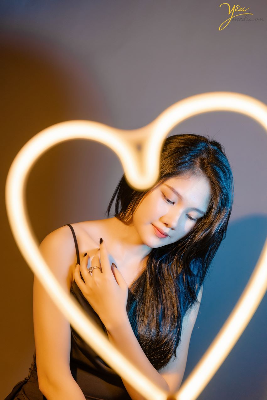 Chụp hình với đèn Neon trong studio xinh lung linh tại hà nội