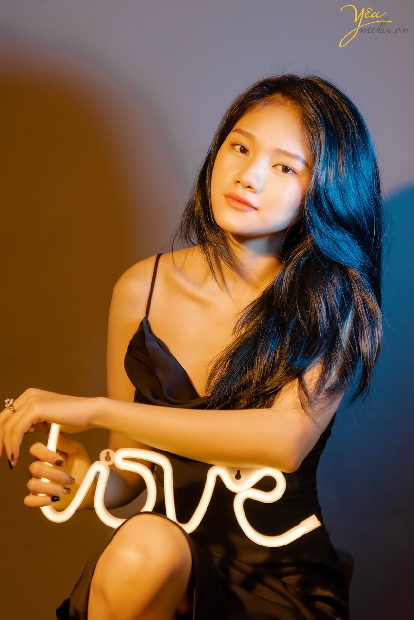 Chụp hình với đèn Neon trong studio xinh lung linh tại hà nội