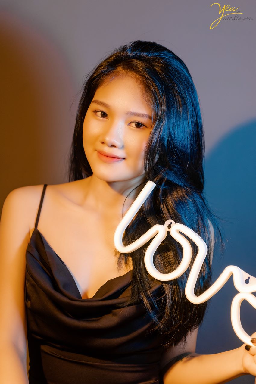 Chụp hình với đèn Neon trong studio xinh lung linh tại hà nội