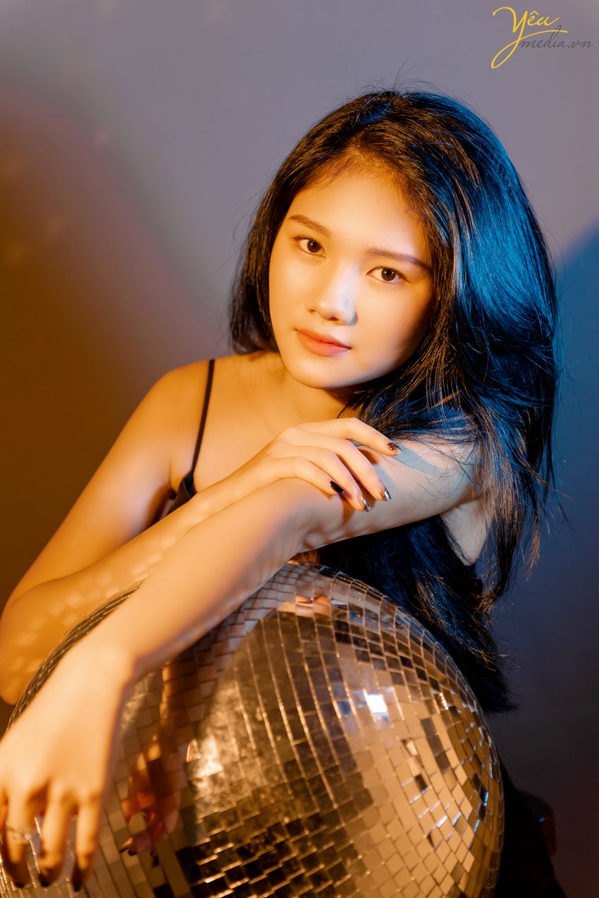 Chụp hình với đèn Neon trong studio xinh lung linh tại hà nội