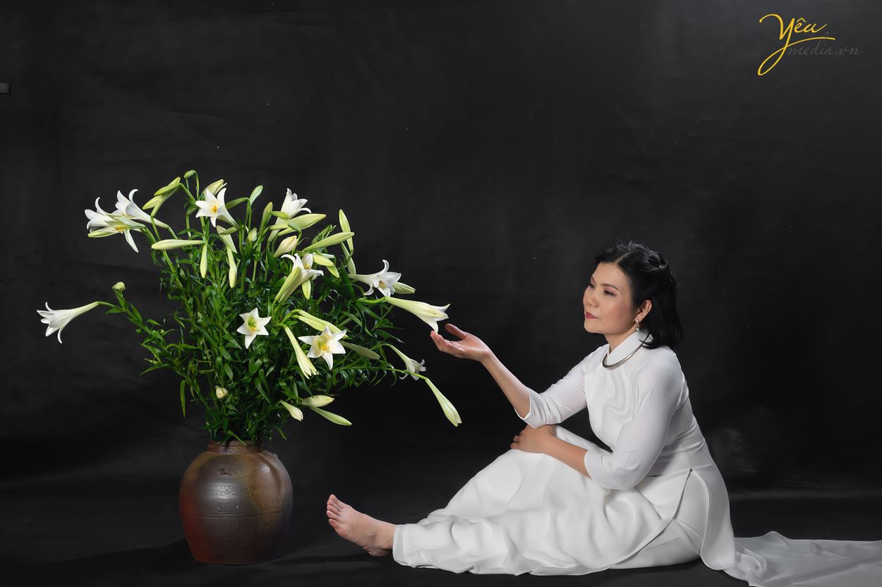 Chụp ảnh cùng hoa loa kèn đẹp tháng 4 trong studio Yêu Media Hà Nội ở đâu đẹp nhất