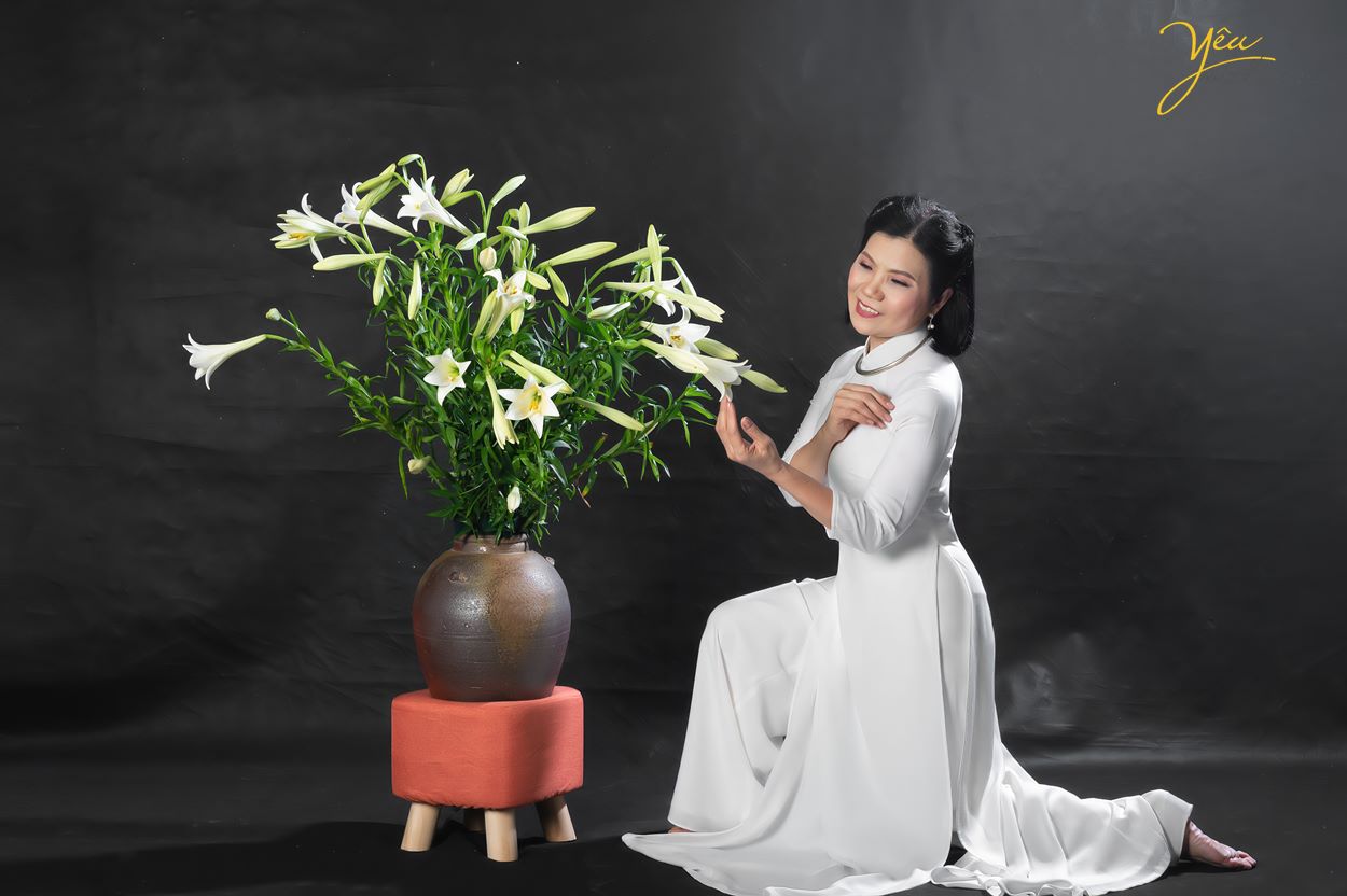 Chụp ảnh cùng hoa loa kèn đẹp tháng 4 trong studio Yêu Media Hà Nội ở đâu đẹp nhất