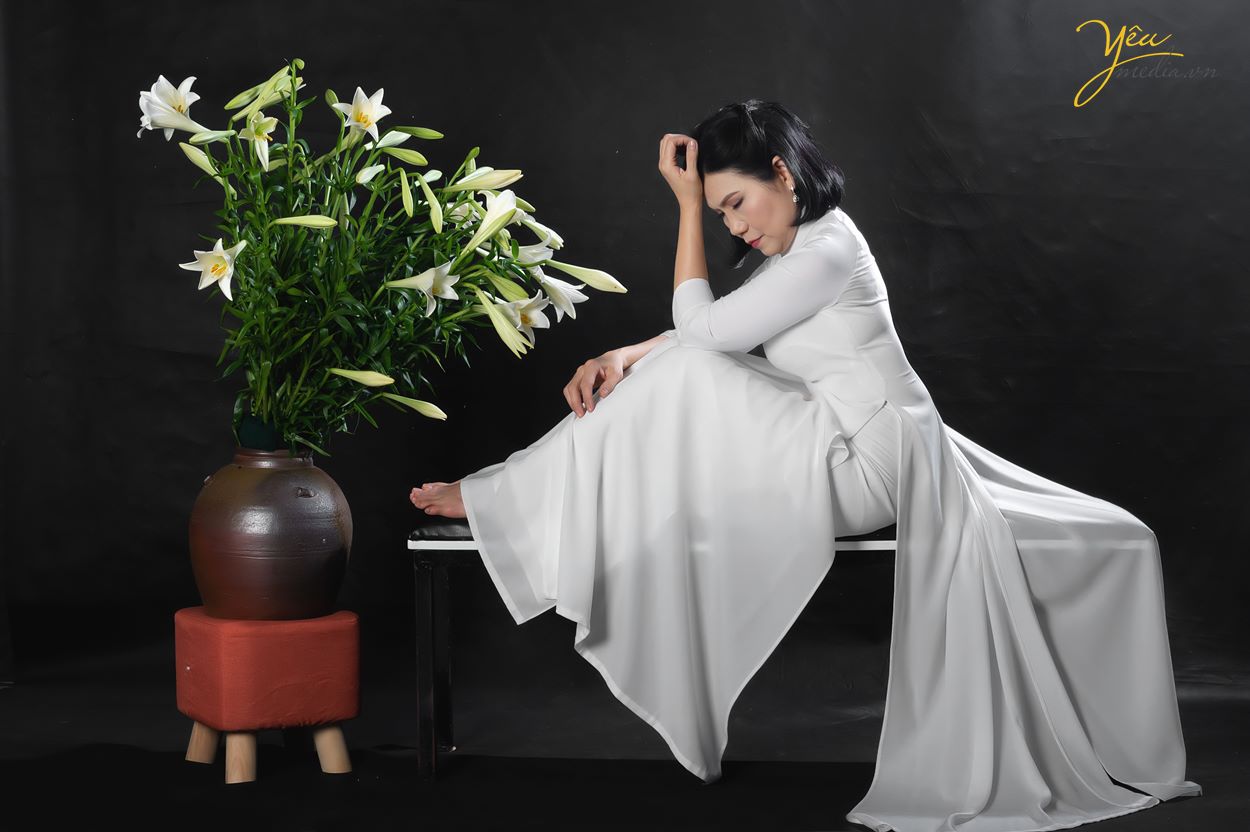 Chụp ảnh cùng hoa loa kèn đẹp tháng 4 trong studio Yêu Media Hà Nội ở đâu đẹp nhất