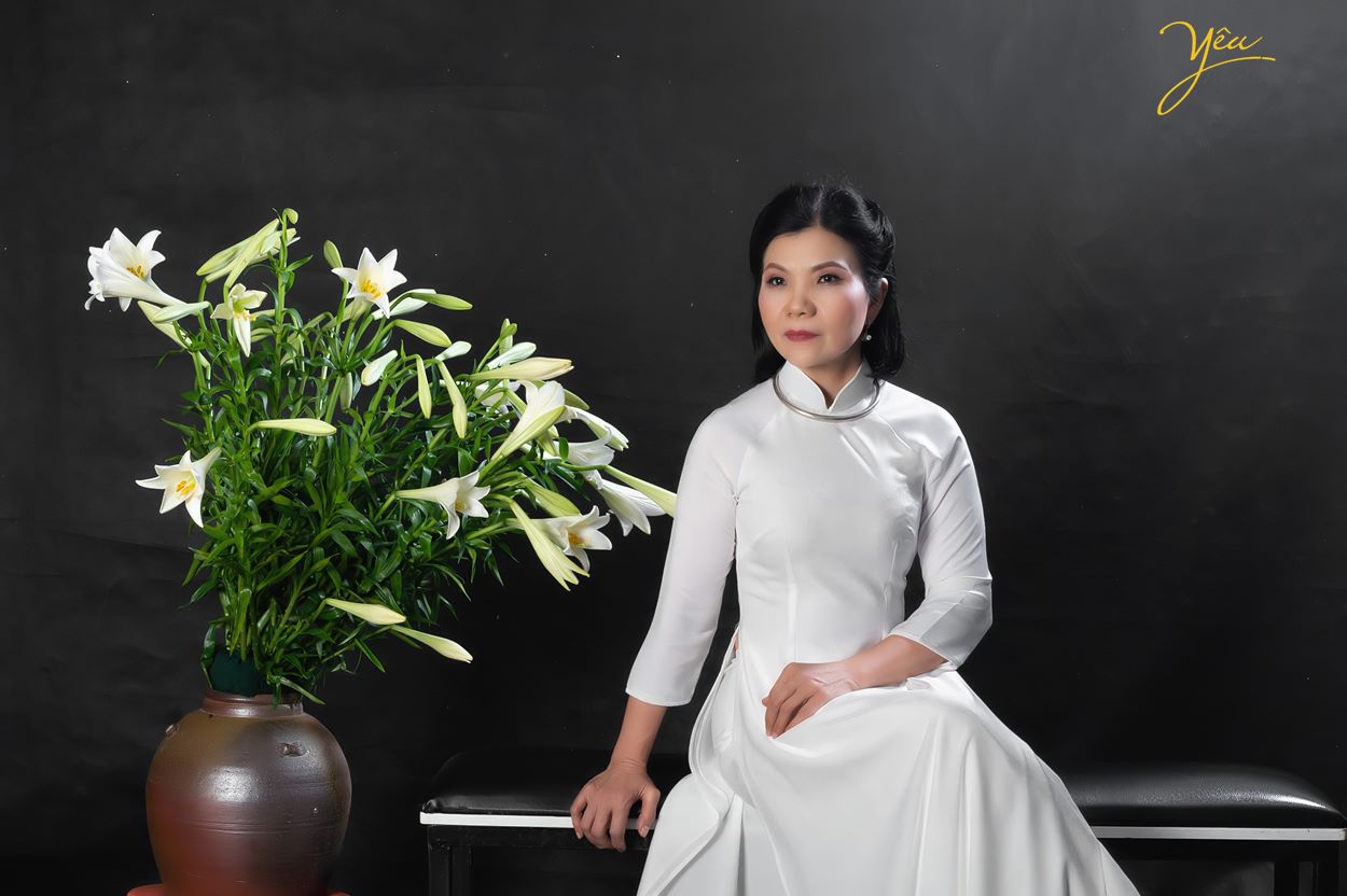 Chụp ảnh cùng hoa loa kèn đẹp tháng 4 trong studio Yêu Media Hà Nội ở đâu đẹp nhất