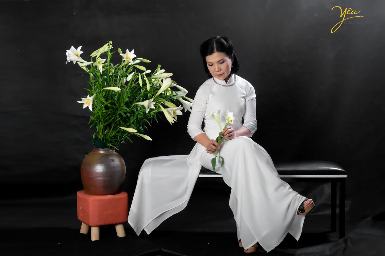 Chụp ảnh cùng hoa loa kèn đẹp tháng 4 trong studio Yêu Media Hà Nội ở đâu đẹp nhất