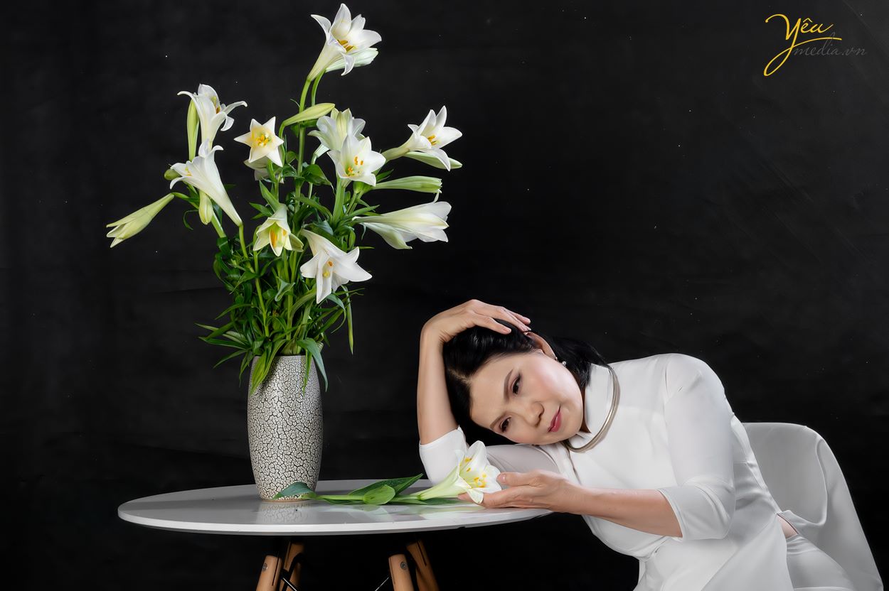 Chụp ảnh cùng hoa loa kèn đẹp tháng 4 trong studio Yêu Media Hà Nội ở đâu đẹp nhất