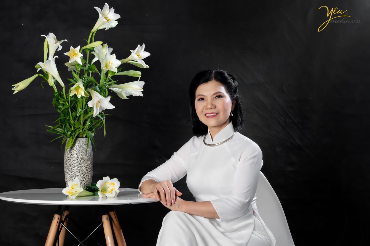 Chụp ảnh cùng hoa loa kèn đẹp tháng 4 trong studio Yêu Media Hà Nội ở đâu đẹp nhất