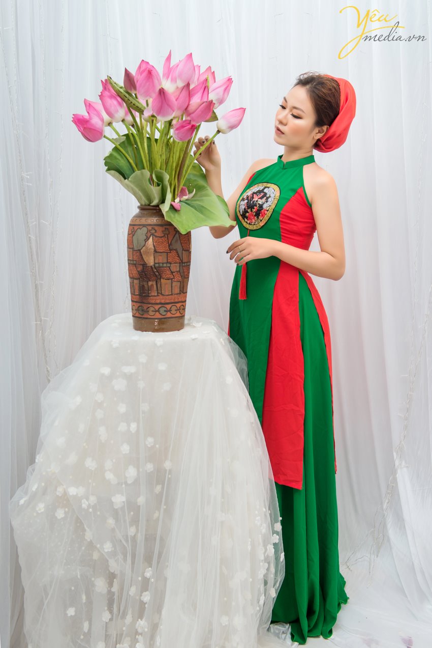 Có thể nói hoa sen từ lâu đã gắn với văn hoá tinh thần của người Việt. Hoa sen được ví đẹp như những người thiếu nữ Việt Nam, tượng trưng cho sự thanh cao giàu sức sống, biểu tượng của vẻ đẹp chân thực, giản dị, mộc mạc: Gần bùn mà chẳng hôi tanh mùi bùn chính vì vậy hoa sen đã được chọn làm quốc hoa của Việt Nam. Hoa sen luôn là một hình ảnh đẹp mà thơ ca Việt Nam luôn hướng tới. Ngay cả trong tâm trí của những cô gái tuổi đôi mươi như Ái Linh, thì hoa sen cũng là một loại hoa đẹp thuần túy khiến cho cô bạn ngây ngất và muốn thực hiện 1 bộ ảnh chụp cùng, Để thực hiện được mong muốn này, ekip Yêu Media đã tạo ra những bức ảnh đúng như ý tưởng và concept mà Ái Linh đặt ra. Hãy cùng ngắm những bức hình ấn tượng này nhé!