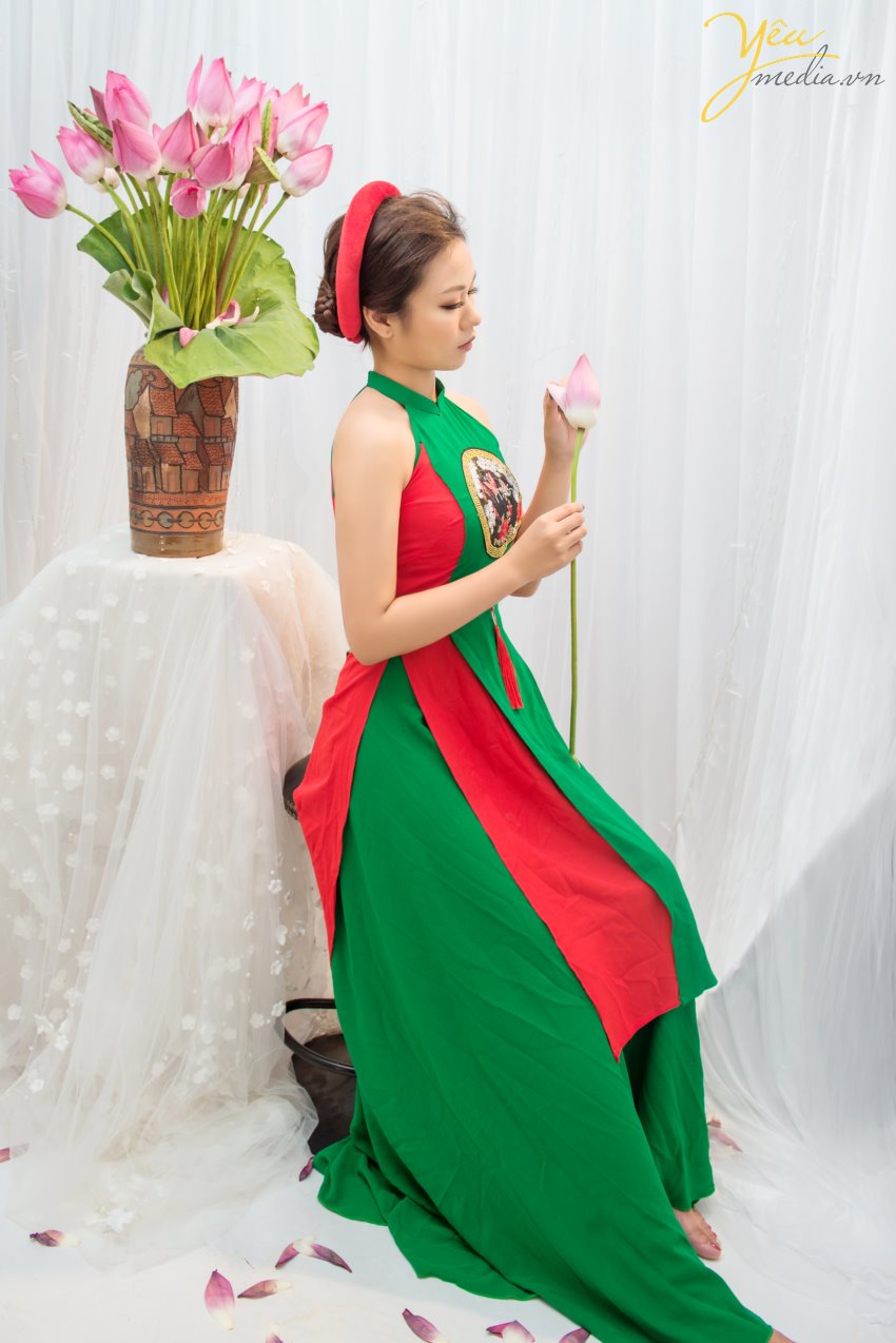 Có thể nói hoa sen từ lâu đã gắn với văn hoá tinh thần của người Việt. Hoa sen được ví đẹp như những người thiếu nữ Việt Nam, tượng trưng cho sự thanh cao giàu sức sống, biểu tượng của vẻ đẹp chân thực, giản dị, mộc mạc: Gần bùn mà chẳng hôi tanh mùi bùn chính vì vậy hoa sen đã được chọn làm quốc hoa của Việt Nam. Hoa sen luôn là một hình ảnh đẹp mà thơ ca Việt Nam luôn hướng tới. Ngay cả trong tâm trí của những cô gái tuổi đôi mươi như Ái Linh, thì hoa sen cũng là một loại hoa đẹp thuần túy khiến cho cô bạn ngây ngất và muốn thực hiện 1 bộ ảnh chụp cùng, Để thực hiện được mong muốn này, ekip Yêu Media đã tạo ra những bức ảnh đúng như ý tưởng và concept mà Ái Linh đặt ra. Hãy cùng ngắm những bức hình ấn tượng này nhé!