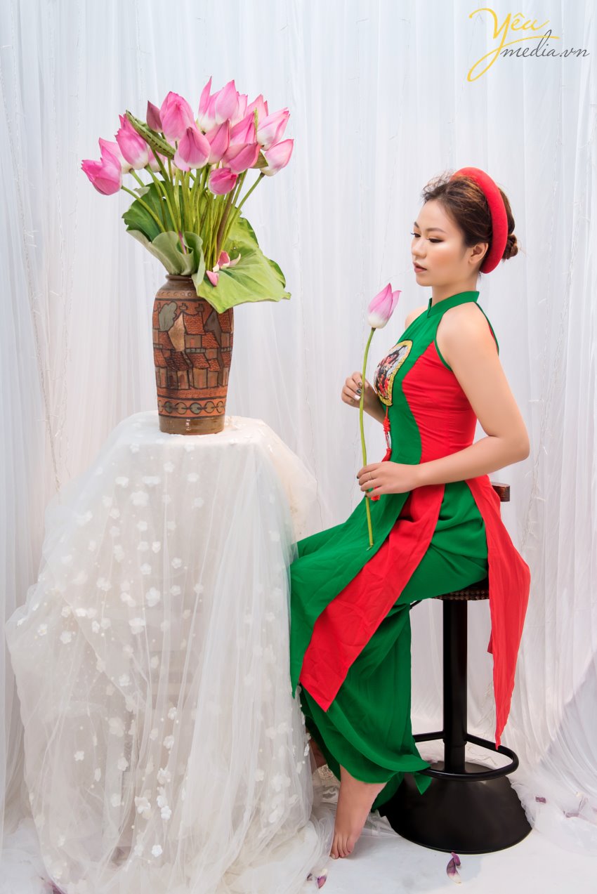 Có thể nói hoa sen từ lâu đã gắn với văn hoá tinh thần của người Việt. Hoa sen được ví đẹp như những người thiếu nữ Việt Nam, tượng trưng cho sự thanh cao giàu sức sống, biểu tượng của vẻ đẹp chân thực, giản dị, mộc mạc: Gần bùn mà chẳng hôi tanh mùi bùn chính vì vậy hoa sen đã được chọn làm quốc hoa của Việt Nam. Hoa sen luôn là một hình ảnh đẹp mà thơ ca Việt Nam luôn hướng tới. Ngay cả trong tâm trí của những cô gái tuổi đôi mươi như Ái Linh, thì hoa sen cũng là một loại hoa đẹp thuần túy khiến cho cô bạn ngây ngất và muốn thực hiện 1 bộ ảnh chụp cùng, Để thực hiện được mong muốn này, ekip Yêu Media đã tạo ra những bức ảnh đúng như ý tưởng và concept mà Ái Linh đặt ra. Hãy cùng ngắm những bức hình ấn tượng này nhé!