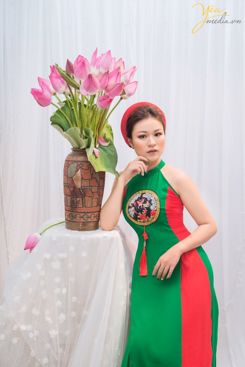 Có thể nói hoa sen từ lâu đã gắn với văn hoá tinh thần của người Việt. Hoa sen được ví đẹp như những người thiếu nữ Việt Nam, tượng trưng cho sự thanh cao giàu sức sống, biểu tượng của vẻ đẹp chân thực, giản dị, mộc mạc: Gần bùn mà chẳng hôi tanh mùi bùn chính vì vậy hoa sen đã được chọn làm quốc hoa của Việt Nam. Hoa sen luôn là một hình ảnh đẹp mà thơ ca Việt Nam luôn hướng tới. Ngay cả trong tâm trí của những cô gái tuổi đôi mươi như Ái Linh, thì hoa sen cũng là một loại hoa đẹp thuần túy khiến cho cô bạn ngây ngất và muốn thực hiện 1 bộ ảnh chụp cùng, Để thực hiện được mong muốn này, ekip Yêu Media đã tạo ra những bức ảnh đúng như ý tưởng và concept mà Ái Linh đặt ra. Hãy cùng ngắm những bức hình ấn tượng này nhé!