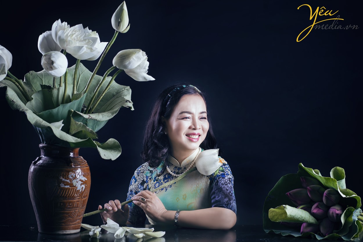 cách tạo dáng chụp ảnh cùng hoa sen