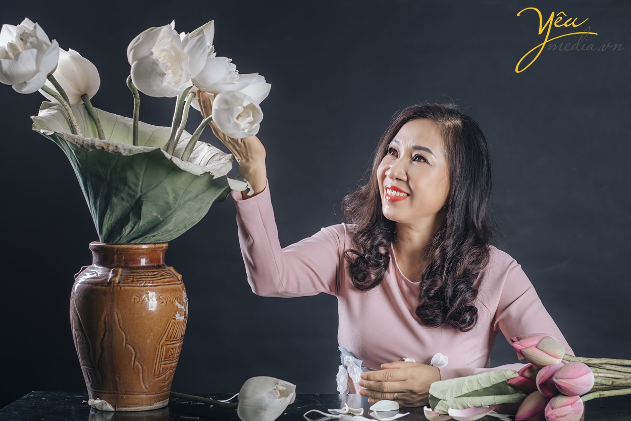 cô u50 u40 chụp ảnh cùng hoa sen trong studio