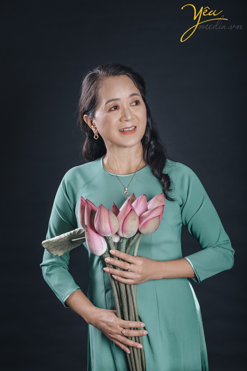 chụp ảnh cùng hoa sen voucher gói chụp kèm make up