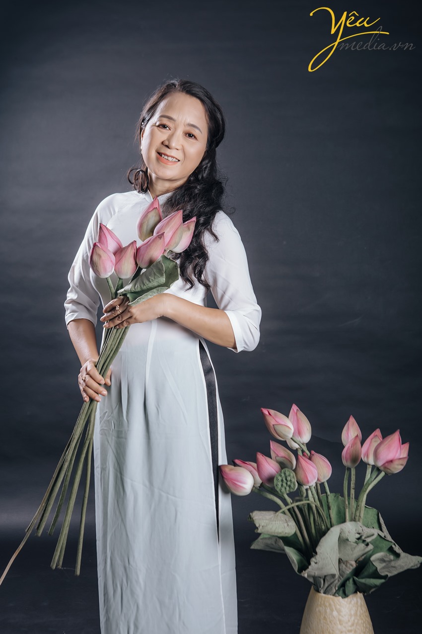 chụp ảnh mùa hạ cùng hoa sen có cho thuê áo dài make up