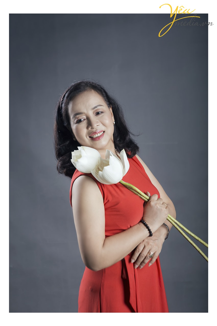 gói chụp hoa sen áo dài cho thuê trang phục và trang điểm