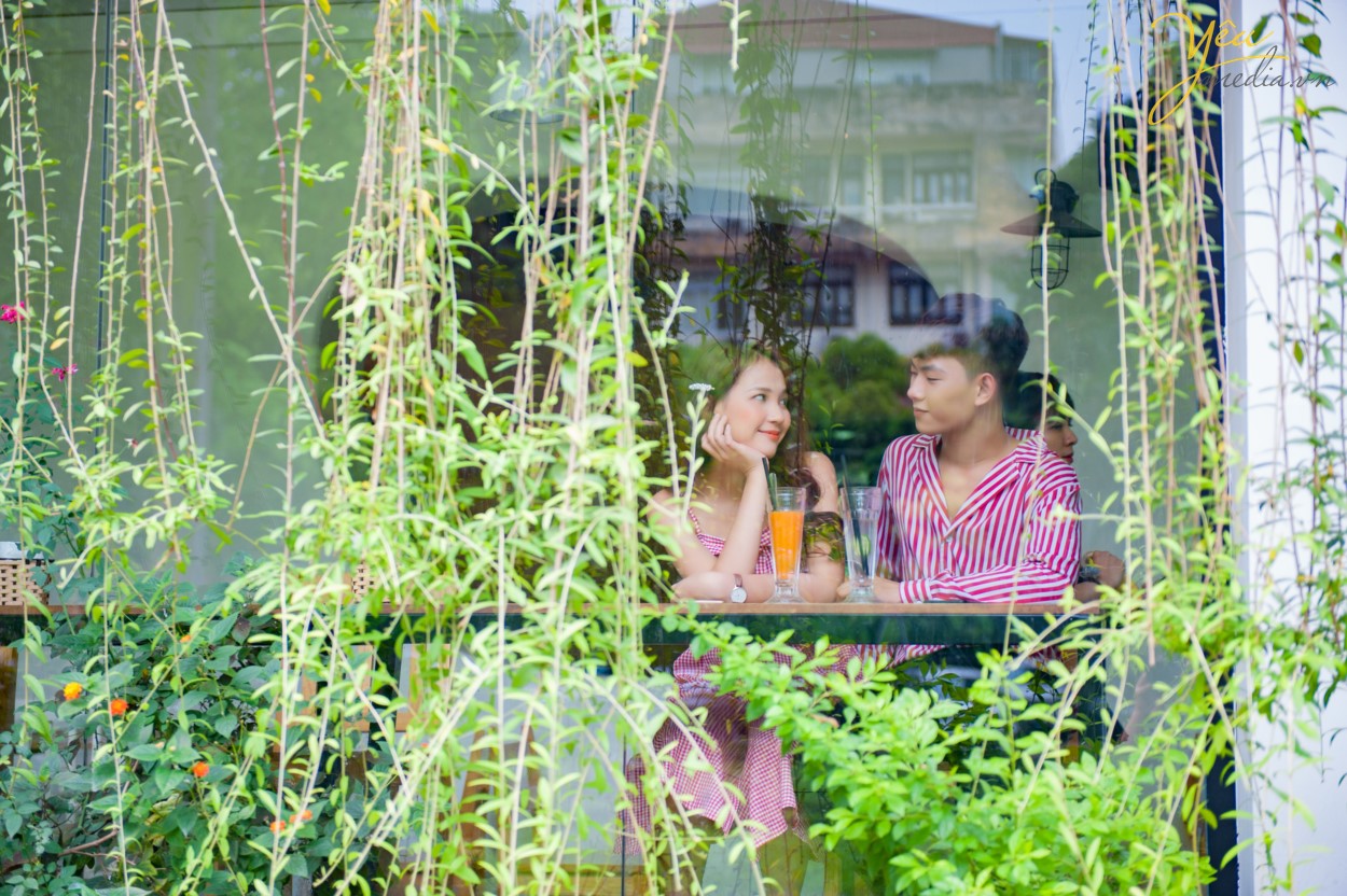 Không gian trong quán yên tĩnh, nhẹ nhàng như đưa bạn vào một thế giới thật bình yên giữa những xô bồ chốn thị thành. Đây cũng là một điểm cộng để các bạn có thể tha hồ tạo dáng chụp ảnh.