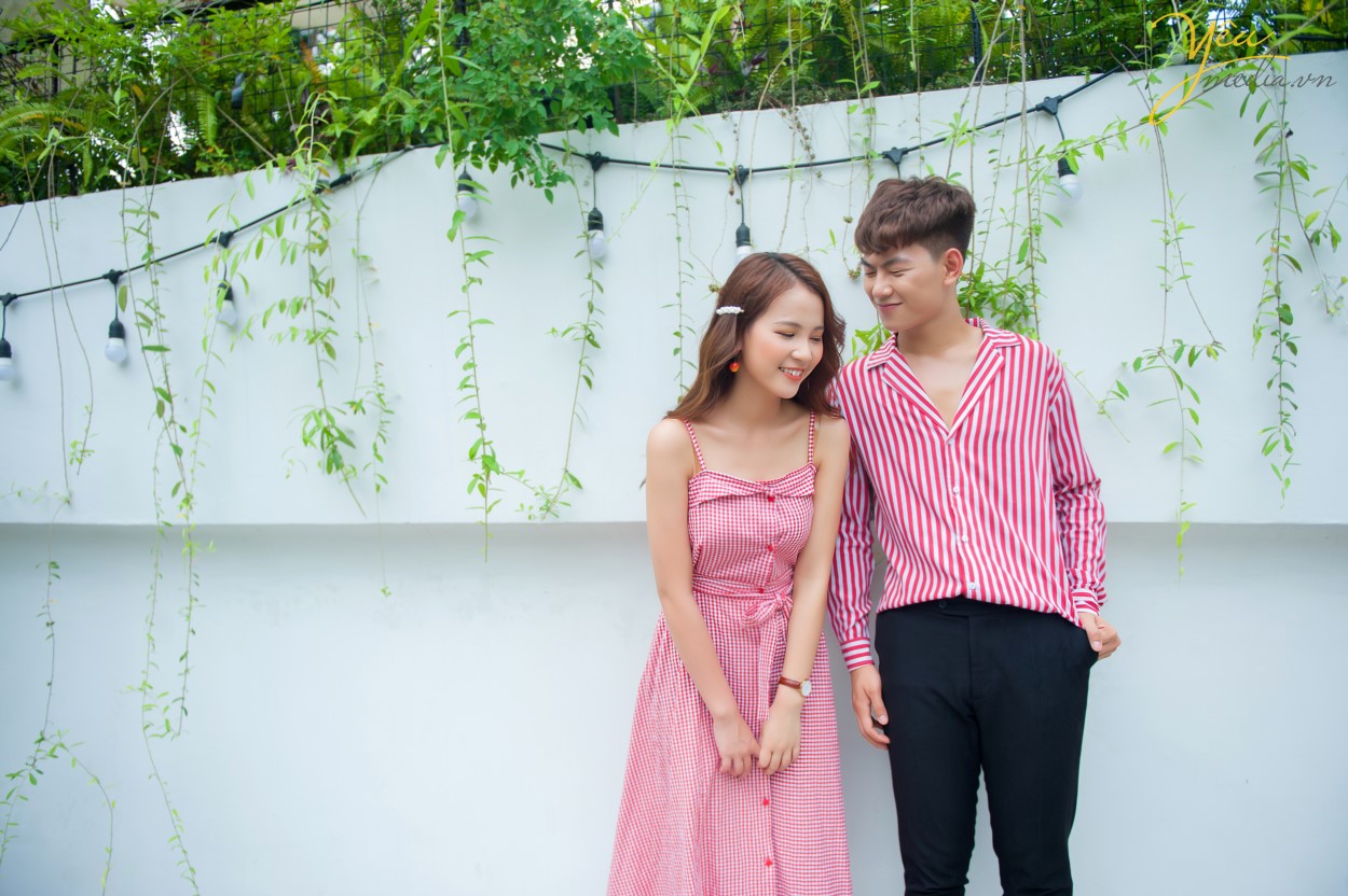 Không gian trong quán yên tĩnh, nhẹ nhàng như đưa bạn vào một thế giới thật bình yên giữa những xô bồ chốn thị thành. Đây cũng là một điểm cộng để các bạn có thể tha hồ tạo dáng chụp ảnh.