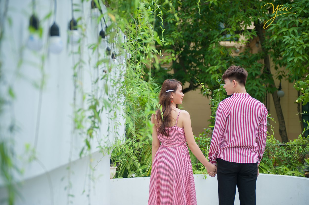 Không gian trong quán yên tĩnh, nhẹ nhàng như đưa bạn vào một thế giới thật bình yên giữa những xô bồ chốn thị thành. Đây cũng là một điểm cộng để các bạn có thể tha hồ tạo dáng chụp ảnh.