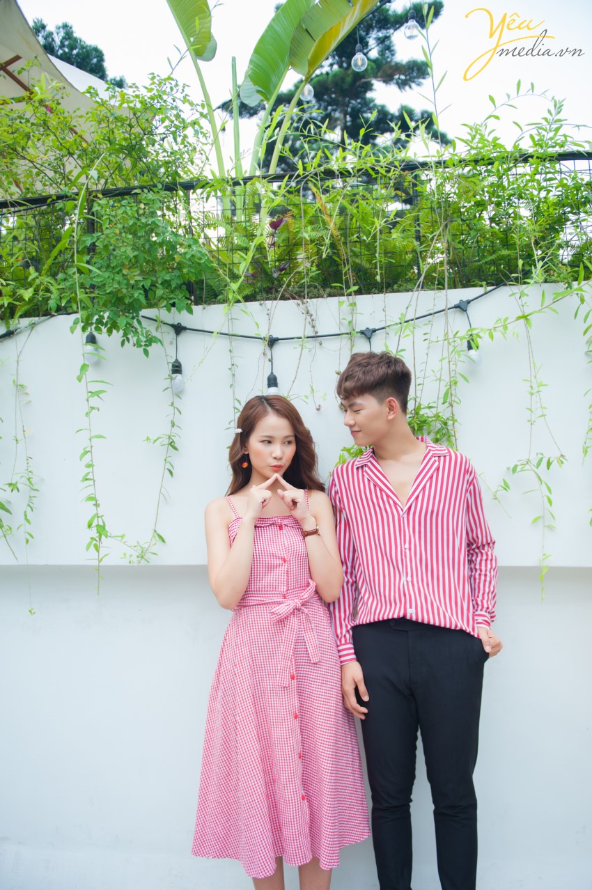 Không gian trong quán yên tĩnh, nhẹ nhàng như đưa bạn vào một thế giới thật bình yên giữa những xô bồ chốn thị thành. Đây cũng là một điểm cộng để các bạn có thể tha hồ tạo dáng chụp ảnh.