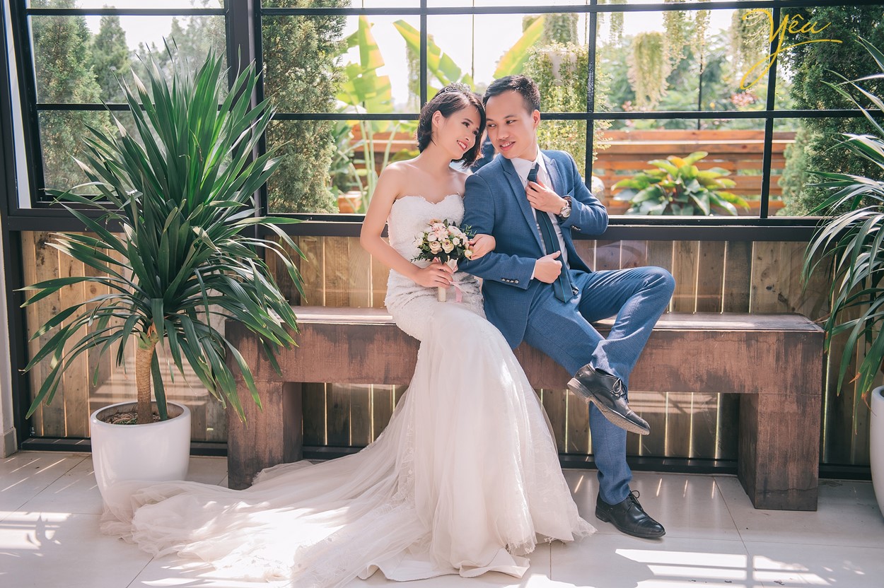 chụp ảnh cưới bên khung cửa sổ tràn ngập ánh nắng