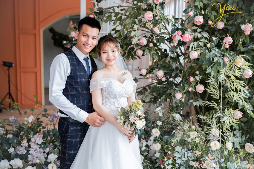 , cô dâu và chú rể sẽ tạo các kiểu dáng đơn giản như cả hai thân mật với kiểu tạo dáng ôm ấp, hôn hay cười đùa cùng với nhau.Đặc trưng của những bức ảnh này đó là chúng được chụp cận cảnh hoặc trung cảnh, sao cho nhìn thấy được rõ nét khuôn mặt của cả cô dâu và chú rể.
