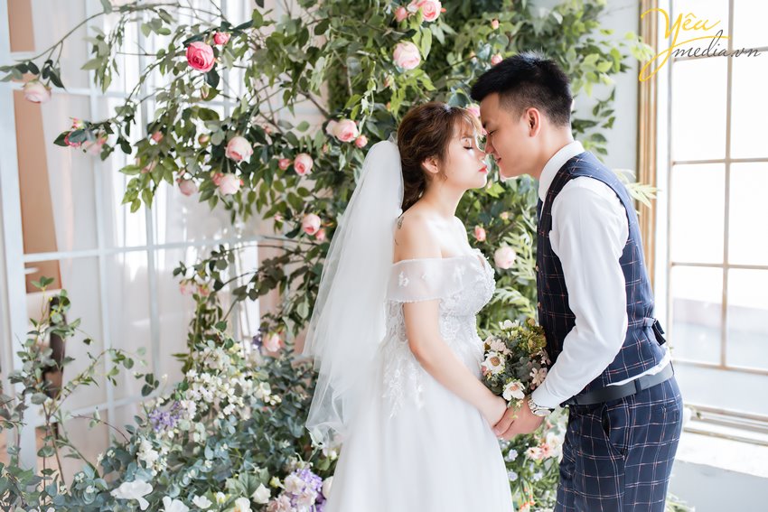 , cô dâu và chú rể sẽ tạo các kiểu dáng đơn giản như cả hai thân mật với kiểu tạo dáng ôm ấp, hôn hay cười đùa cùng với nhau.Đặc trưng của những bức ảnh này đó là chúng được chụp cận cảnh hoặc trung cảnh, sao cho nhìn thấy được rõ nét khuôn mặt của cả cô dâu và chú rể.