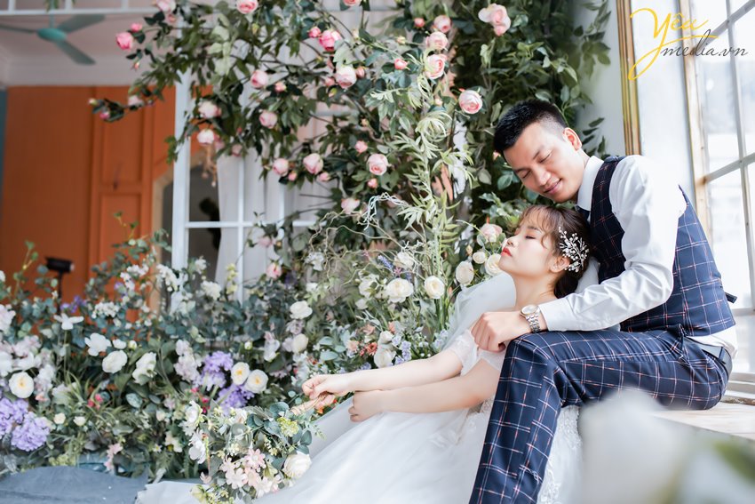 , cô dâu và chú rể sẽ tạo các kiểu dáng đơn giản như cả hai thân mật với kiểu tạo dáng ôm ấp, hôn hay cười đùa cùng với nhau.Đặc trưng của những bức ảnh này đó là chúng được chụp cận cảnh hoặc trung cảnh, sao cho nhìn thấy được rõ nét khuôn mặt của cả cô dâu và chú rể.