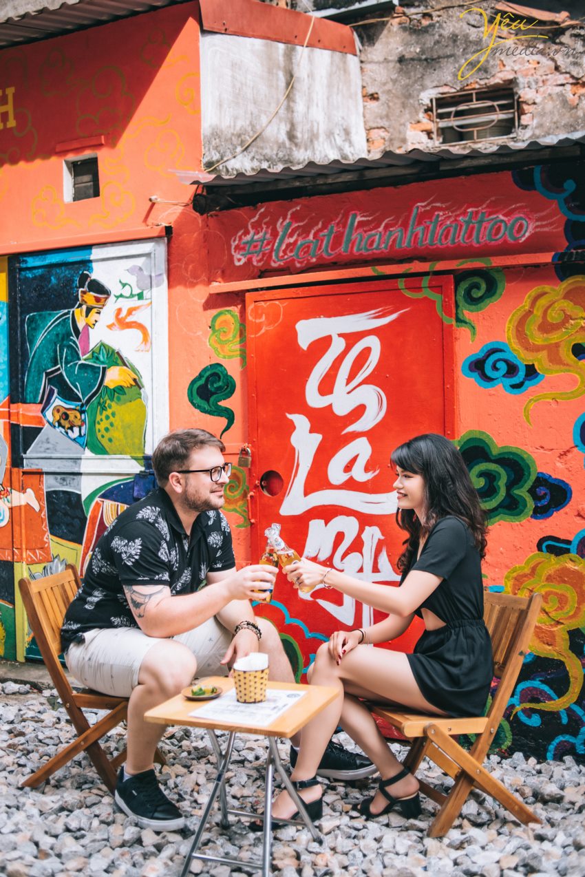 Yêu Media xin giới thiệu 1 bộ ảnh vừa lãng mạn, vừa nhẹ nhàng trong sáng của cặp đôi cô dâu Việt - Ms Phương Hoa và chú rể người nước ngoài - Mr. Jean để các bạn có thể tham khảo nếu có bộ ảnh "chụp khắp thế gian" nhé! Với địa điểm là Hà Nội - Việt Nam, cặp đôi đã lựa chọn những khung hình hết sức đời thường giản dị như hồ Gươm, đường tàu Phùng Hưng, nhà thờ lớn,...