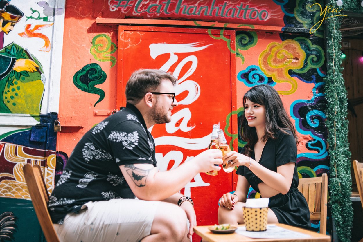 Yêu Media xin giới thiệu 1 bộ ảnh vừa lãng mạn, vừa nhẹ nhàng trong sáng của cặp đôi cô dâu Việt - Ms Phương Hoa và chú rể người nước ngoài - Mr. Jean để các bạn có thể tham khảo nếu có bộ ảnh "chụp khắp thế gian" nhé! Với địa điểm là Hà Nội - Việt Nam, cặp đôi đã lựa chọn những khung hình hết sức đời thường giản dị như hồ Gươm, đường tàu Phùng Hưng, nhà thờ lớn,...