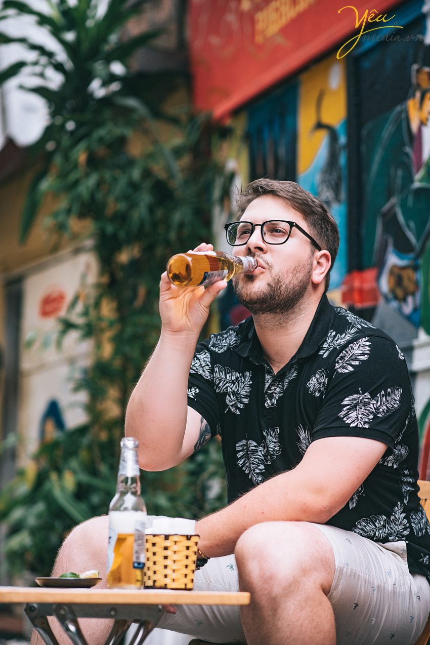 Yêu Media xin giới thiệu 1 bộ ảnh vừa lãng mạn, vừa nhẹ nhàng trong sáng của cặp đôi cô dâu Việt - Ms Phương Hoa và chú rể người nước ngoài - Mr. Jean để các bạn có thể tham khảo nếu có bộ ảnh "chụp khắp thế gian" nhé! Với địa điểm là Hà Nội - Việt Nam, cặp đôi đã lựa chọn những khung hình hết sức đời thường giản dị như hồ Gươm, đường tàu Phùng Hưng, nhà thờ lớn,...