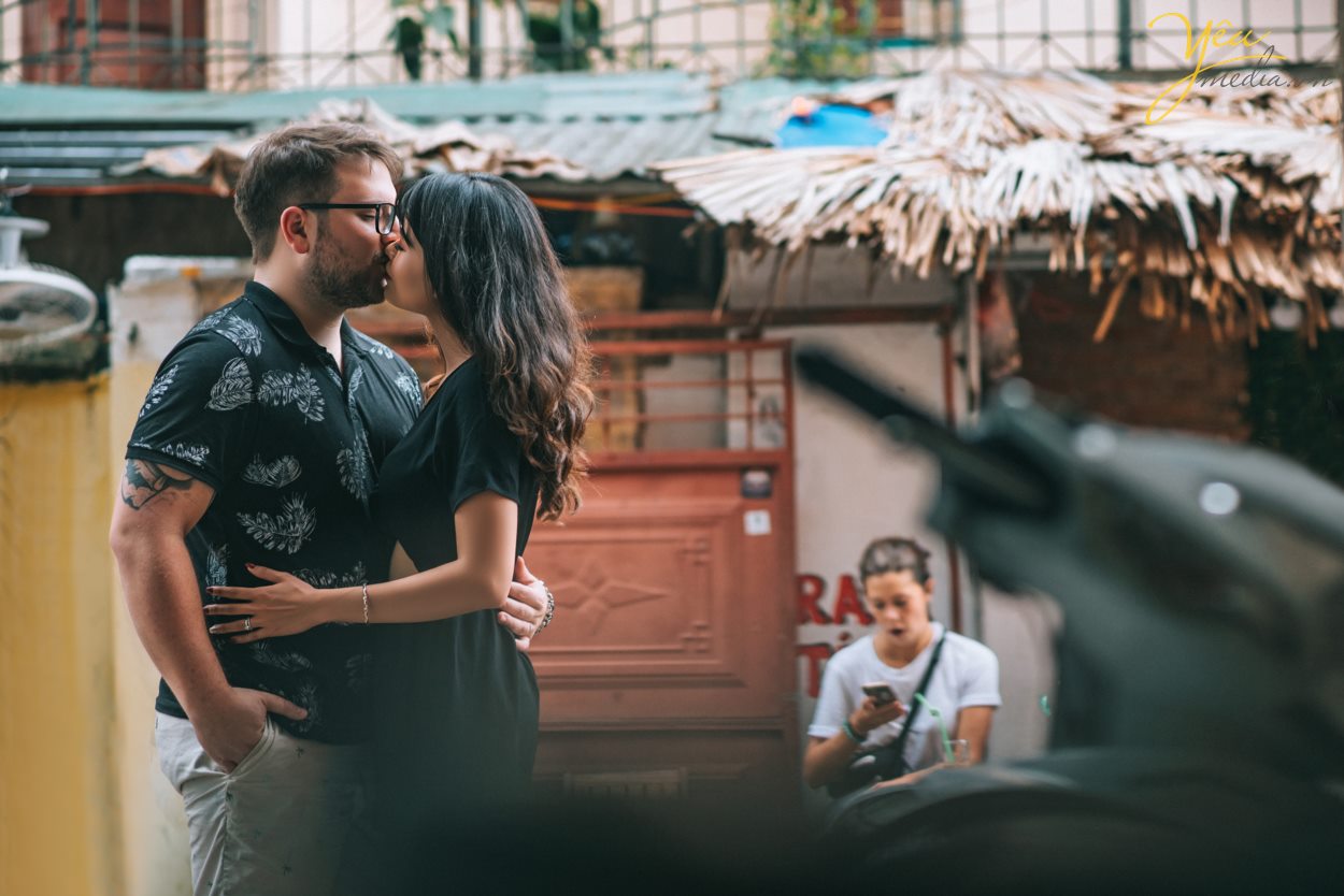 Yêu Media xin giới thiệu 1 bộ ảnh vừa lãng mạn, vừa nhẹ nhàng trong sáng của cặp đôi cô dâu Việt - Ms Phương Hoa và chú rể người nước ngoài - Mr. Jean để các bạn có thể tham khảo nếu có bộ ảnh "chụp khắp thế gian" nhé! Với địa điểm là Hà Nội - Việt Nam, cặp đôi đã lựa chọn những khung hình hết sức đời thường giản dị như hồ Gươm, đường tàu Phùng Hưng, nhà thờ lớn,...