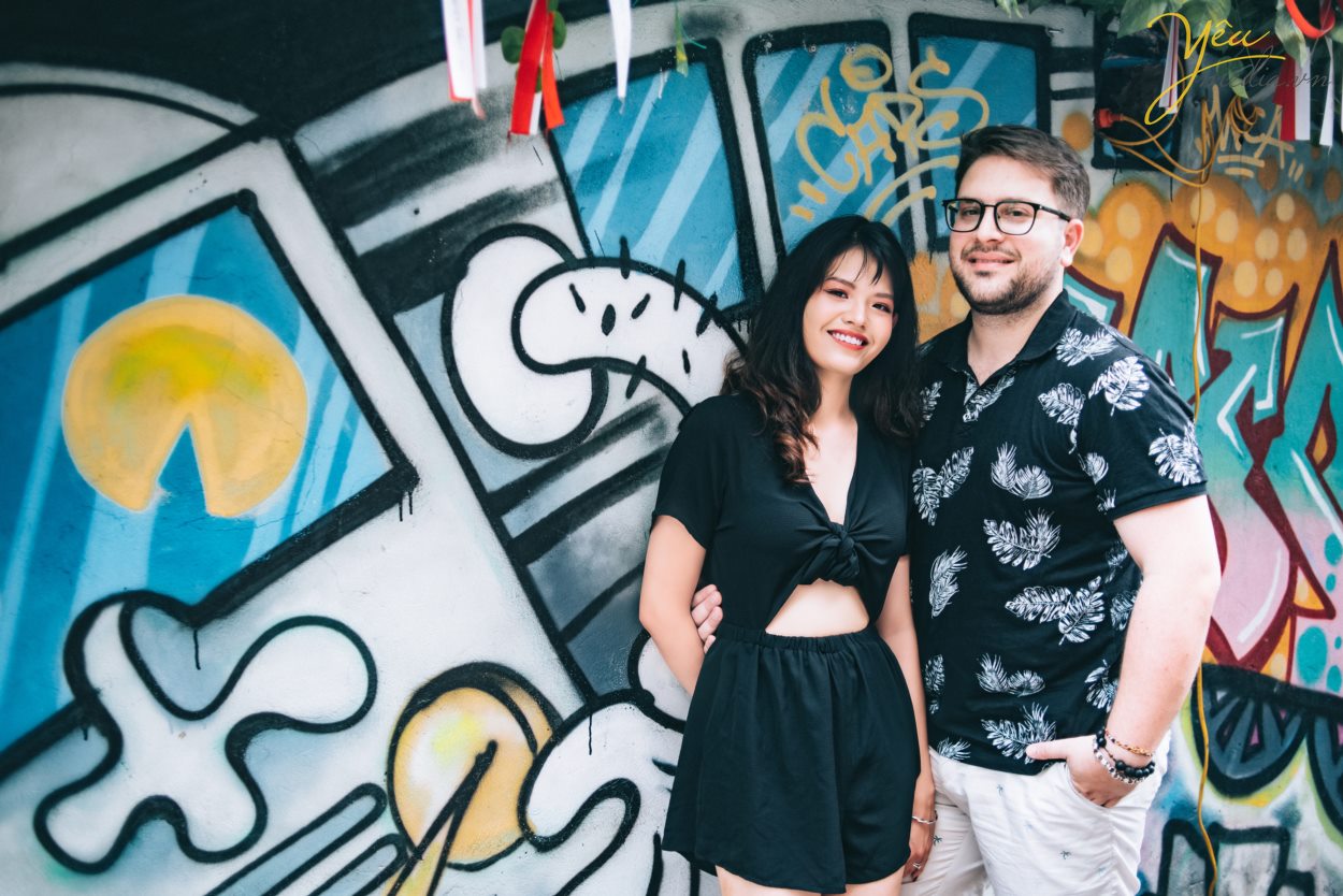 Yêu Media xin giới thiệu 1 bộ ảnh vừa lãng mạn, vừa nhẹ nhàng trong sáng của cặp đôi cô dâu Việt - Ms Phương Hoa và chú rể người nước ngoài - Mr. Jean để các bạn có thể tham khảo nếu có bộ ảnh "chụp khắp thế gian" nhé! Với địa điểm là Hà Nội - Việt Nam, cặp đôi đã lựa chọn những khung hình hết sức đời thường giản dị như hồ Gươm, đường tàu Phùng Hưng, nhà thờ lớn,...