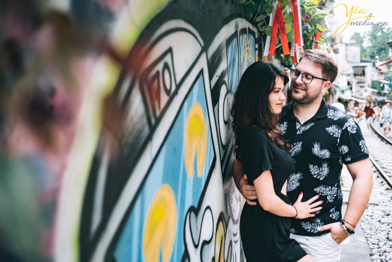 Yêu Media xin giới thiệu 1 bộ ảnh vừa lãng mạn, vừa nhẹ nhàng trong sáng của cặp đôi cô dâu Việt - Ms Phương Hoa và chú rể người nước ngoài - Mr. Jean để các bạn có thể tham khảo nếu có bộ ảnh "chụp khắp thế gian" nhé! Với địa điểm là Hà Nội - Việt Nam, cặp đôi đã lựa chọn những khung hình hết sức đời thường giản dị như hồ Gươm, đường tàu Phùng Hưng, nhà thờ lớn,...