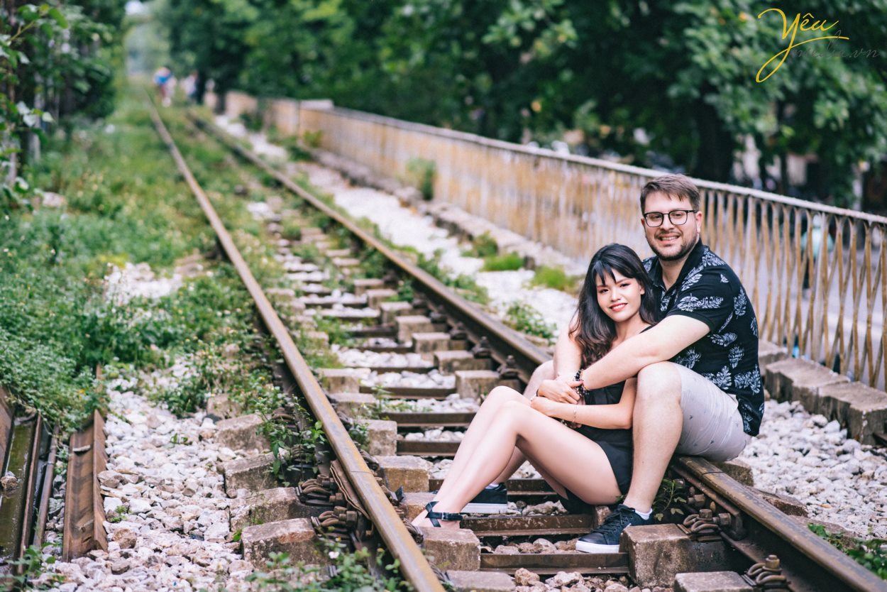 Yêu Media xin giới thiệu 1 bộ ảnh vừa lãng mạn, vừa nhẹ nhàng trong sáng của cặp đôi cô dâu Việt - Ms Phương Hoa và chú rể người nước ngoài - Mr. Jean để các bạn có thể tham khảo nếu có bộ ảnh "chụp khắp thế gian" nhé! Với địa điểm là Hà Nội - Việt Nam, cặp đôi đã lựa chọn những khung hình hết sức đời thường giản dị như hồ Gươm, đường tàu Phùng Hưng, nhà thờ lớn,...