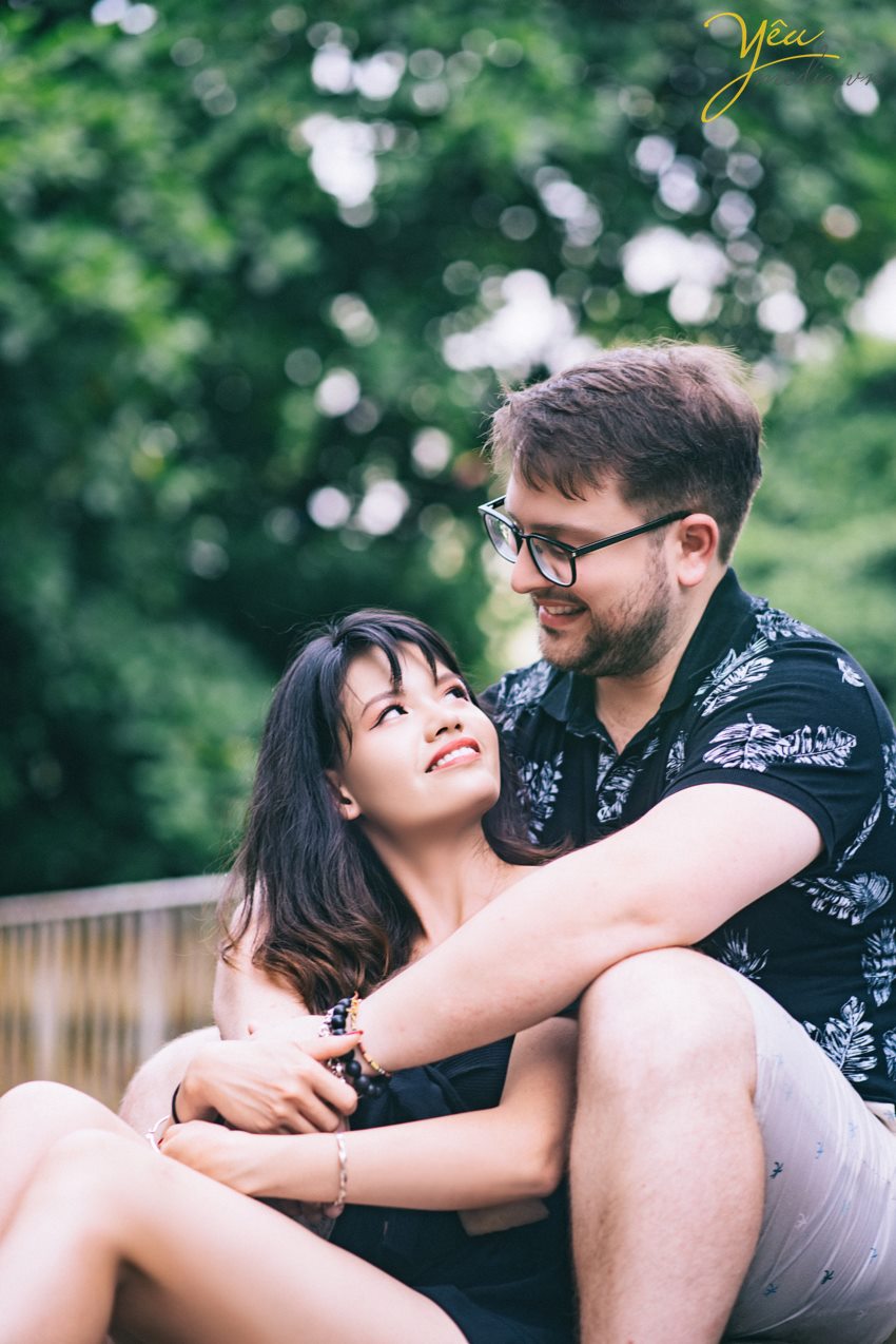 Yêu Media xin giới thiệu 1 bộ ảnh vừa lãng mạn, vừa nhẹ nhàng trong sáng của cặp đôi cô dâu Việt - Ms Phương Hoa và chú rể người nước ngoài - Mr. Jean để các bạn có thể tham khảo nếu có bộ ảnh "chụp khắp thế gian" nhé! Với địa điểm là Hà Nội - Việt Nam, cặp đôi đã lựa chọn những khung hình hết sức đời thường giản dị như hồ Gươm, đường tàu Phùng Hưng, nhà thờ lớn,...
