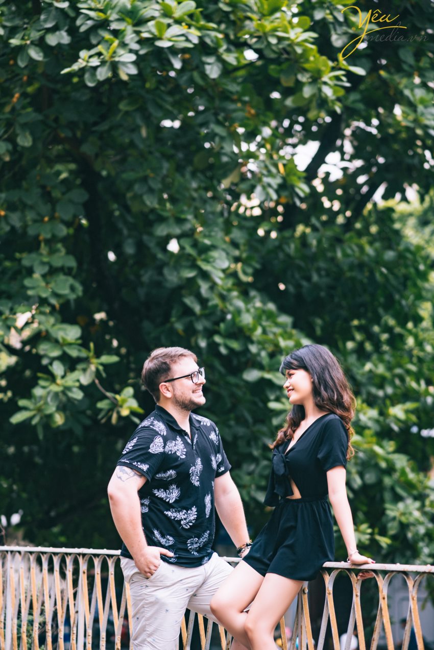 Yêu Media xin giới thiệu 1 bộ ảnh vừa lãng mạn, vừa nhẹ nhàng trong sáng của cặp đôi cô dâu Việt - Ms Phương Hoa và chú rể người nước ngoài - Mr. Jean để các bạn có thể tham khảo nếu có bộ ảnh "chụp khắp thế gian" nhé! Với địa điểm là Hà Nội - Việt Nam, cặp đôi đã lựa chọn những khung hình hết sức đời thường giản dị như hồ Gươm, đường tàu Phùng Hưng, nhà thờ lớn,...