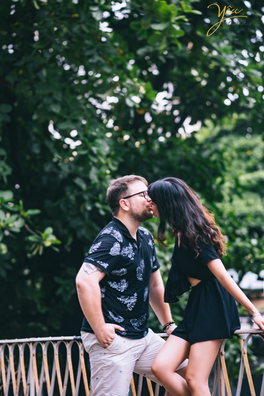 Yêu Media xin giới thiệu 1 bộ ảnh vừa lãng mạn, vừa nhẹ nhàng trong sáng của cặp đôi cô dâu Việt - Ms Phương Hoa và chú rể người nước ngoài - Mr. Jean để các bạn có thể tham khảo nếu có bộ ảnh "chụp khắp thế gian" nhé! Với địa điểm là Hà Nội - Việt Nam, cặp đôi đã lựa chọn những khung hình hết sức đời thường giản dị như hồ Gươm, đường tàu Phùng Hưng, nhà thờ lớn,...