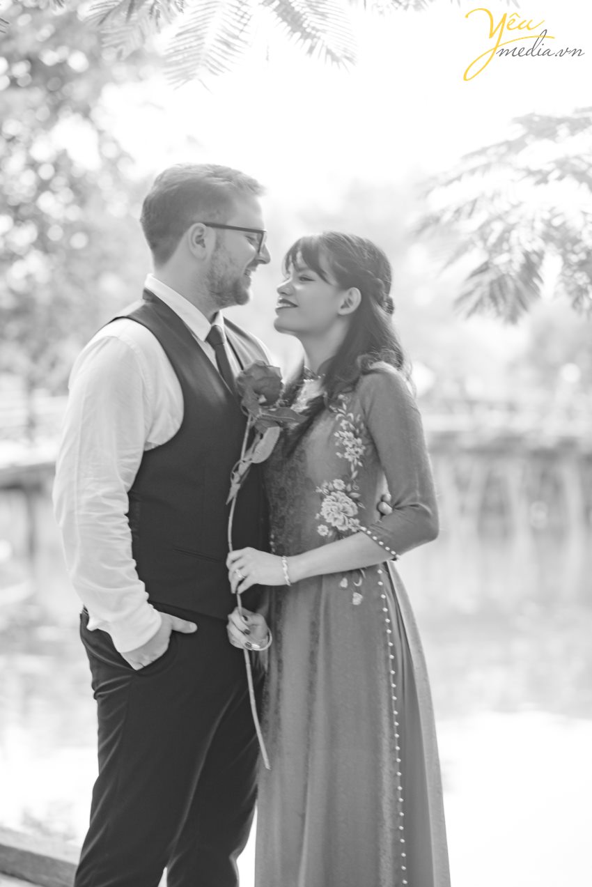 Yêu Media xin giới thiệu 1 bộ ảnh vừa lãng mạn, vừa nhẹ nhàng trong sáng của cặp đôi cô dâu Việt - Ms Phương Hoa và chú rể người nước ngoài - Mr. Jean để các bạn có thể tham khảo nếu có bộ ảnh "chụp khắp thế gian" nhé! Với địa điểm là Hà Nội - Việt Nam, cặp đôi đã lựa chọn những khung hình hết sức đời thường giản dị như hồ Gươm, đường tàu Phùng Hưng, nhà thờ lớn,...