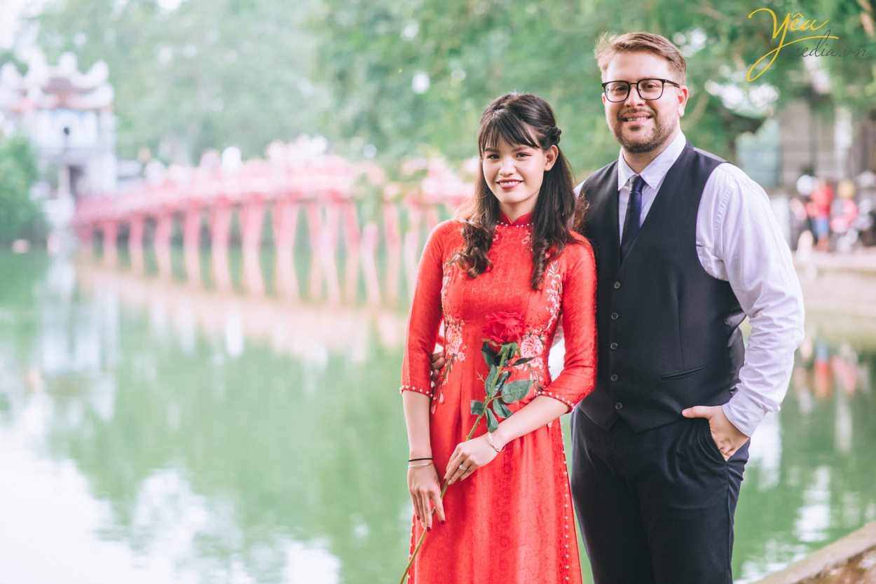 Yêu Media xin giới thiệu 1 bộ ảnh vừa lãng mạn, vừa nhẹ nhàng trong sáng của cặp đôi cô dâu Việt - Ms Phương Hoa và chú rể người nước ngoài - Mr. Jean để các bạn có thể tham khảo nếu có bộ ảnh "chụp khắp thế gian" nhé! Với địa điểm là Hà Nội - Việt Nam, cặp đôi đã lựa chọn những khung hình hết sức đời thường giản dị như hồ Gươm, đường tàu Phùng Hưng, nhà thờ lớn,...