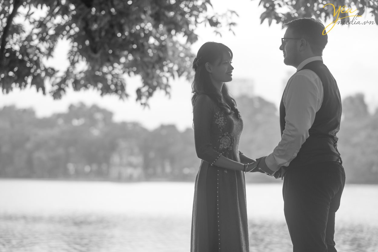 Yêu Media xin giới thiệu 1 bộ ảnh vừa lãng mạn, vừa nhẹ nhàng trong sáng của cặp đôi cô dâu Việt - Ms Phương Hoa và chú rể người nước ngoài - Mr. Jean để các bạn có thể tham khảo nếu có bộ ảnh "chụp khắp thế gian" nhé! Với địa điểm là Hà Nội - Việt Nam, cặp đôi đã lựa chọn những khung hình hết sức đời thường giản dị như hồ Gươm, đường tàu Phùng Hưng, nhà thờ lớn,...