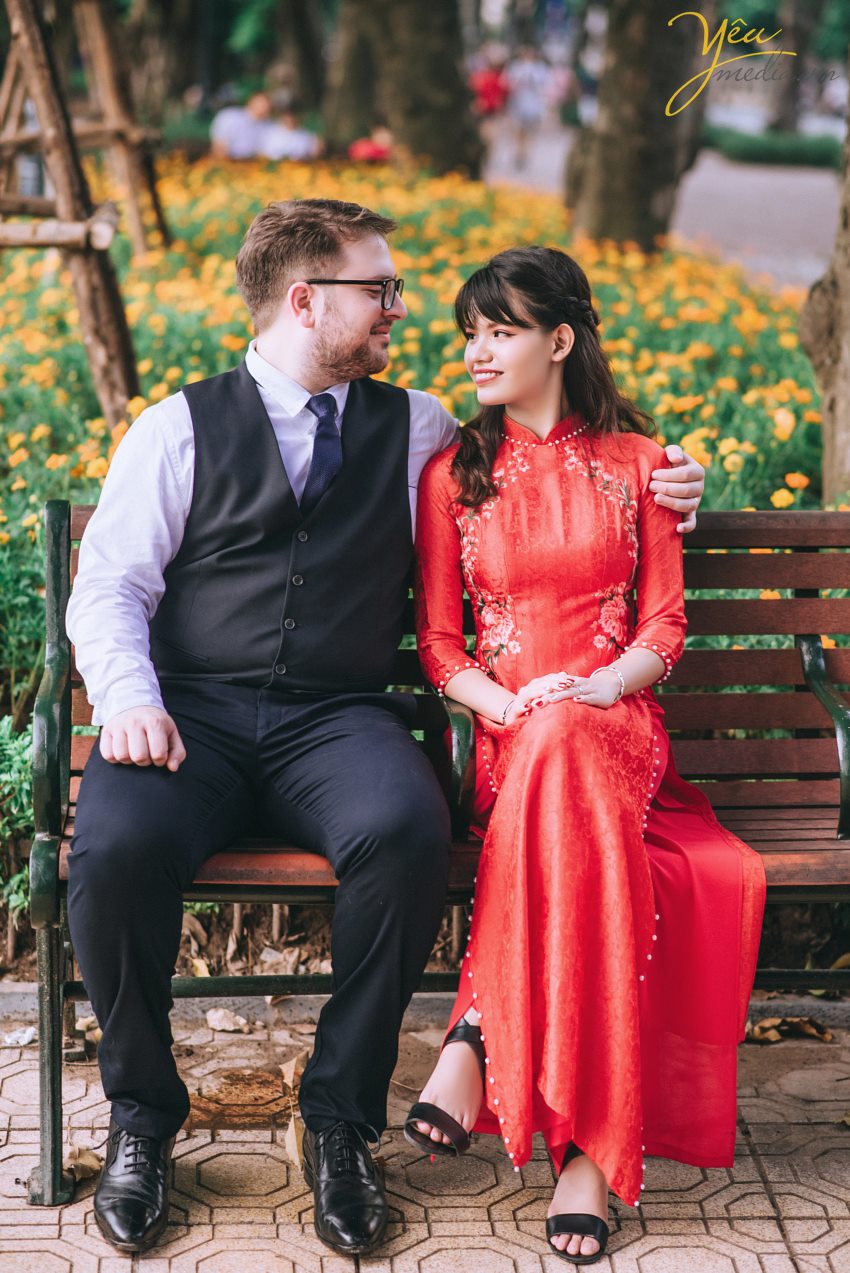 Yêu Media xin giới thiệu 1 bộ ảnh vừa lãng mạn, vừa nhẹ nhàng trong sáng của cặp đôi cô dâu Việt - Ms Phương Hoa và chú rể người nước ngoài - Mr. Jean để các bạn có thể tham khảo nếu có bộ ảnh "chụp khắp thế gian" nhé! Với địa điểm là Hà Nội - Việt Nam, cặp đôi đã lựa chọn những khung hình hết sức đời thường giản dị như hồ Gươm, đường tàu Phùng Hưng, nhà thờ lớn,...