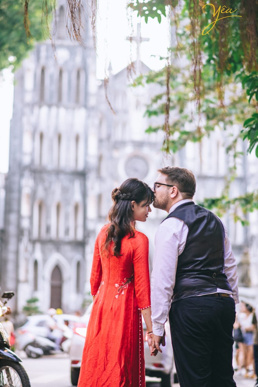 Yêu Media xin giới thiệu 1 bộ ảnh vừa lãng mạn, vừa nhẹ nhàng trong sáng của cặp đôi cô dâu Việt - Ms Phương Hoa và chú rể người nước ngoài - Mr. Jean để các bạn có thể tham khảo nếu có bộ ảnh "chụp khắp thế gian" nhé! Với địa điểm là Hà Nội - Việt Nam, cặp đôi đã lựa chọn những khung hình hết sức đời thường giản dị như hồ Gươm, đường tàu Phùng Hưng, nhà thờ lớn,...