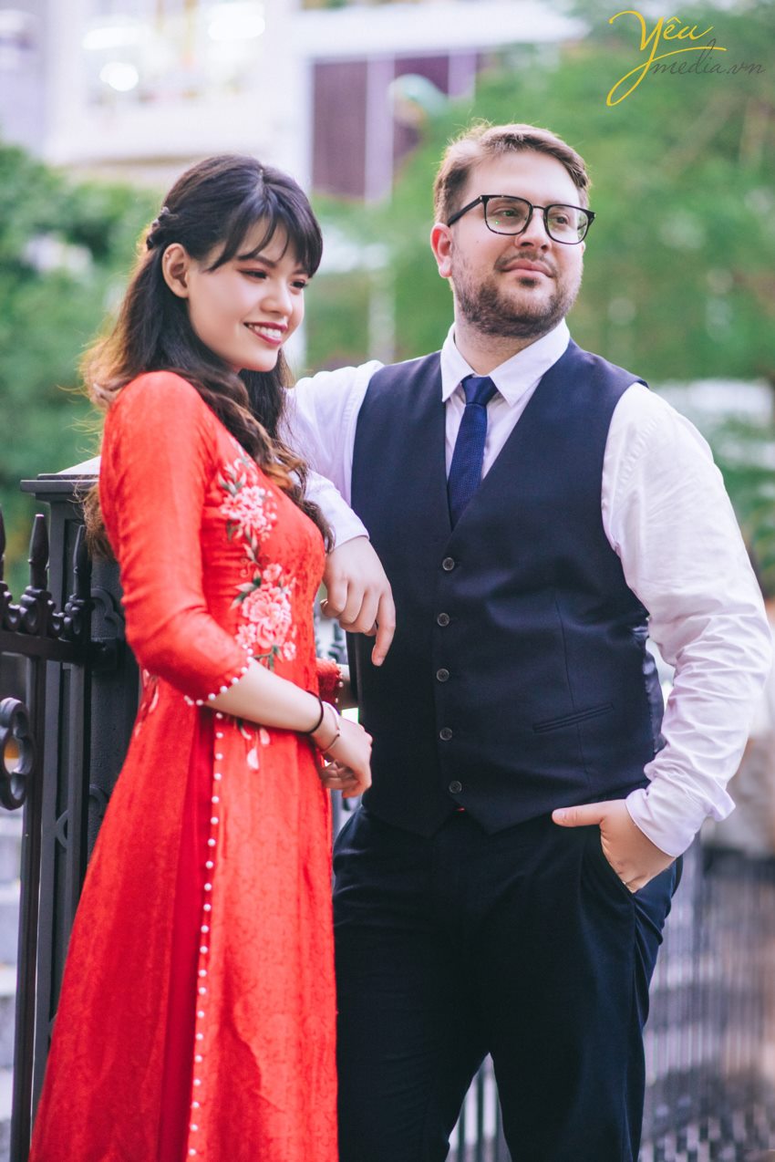 Yêu Media xin giới thiệu 1 bộ ảnh vừa lãng mạn, vừa nhẹ nhàng trong sáng của cặp đôi cô dâu Việt - Ms Phương Hoa và chú rể người nước ngoài - Mr. Jean để các bạn có thể tham khảo nếu có bộ ảnh "chụp khắp thế gian" nhé! Với địa điểm là Hà Nội - Việt Nam, cặp đôi đã lựa chọn những khung hình hết sức đời thường giản dị như hồ Gươm, đường tàu Phùng Hưng, nhà thờ lớn,...